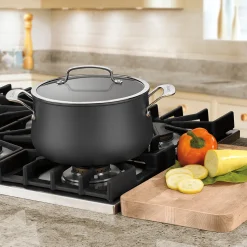 5 Quart Dutch Oven with Cover in Black