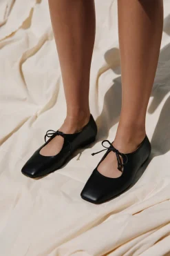 Amelia Flat in Leather