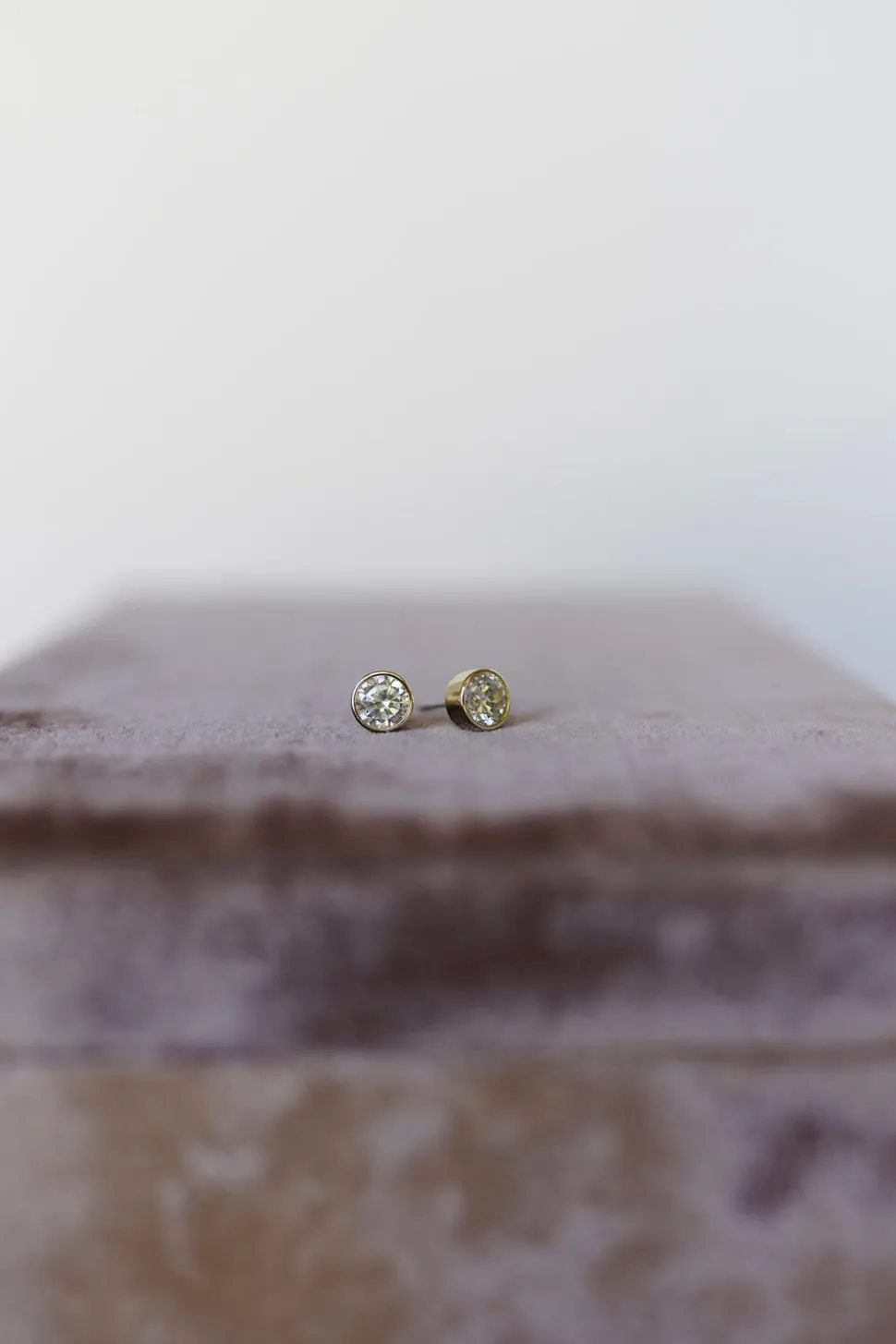 Blanc Bezel Studs
