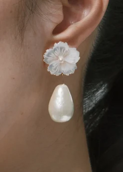 Carlla Earrings in Mother Of Pearl