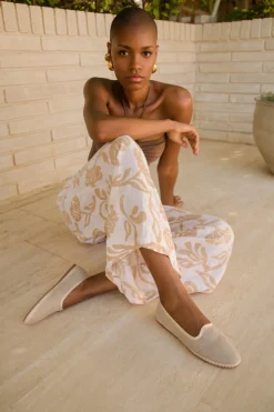Eva in Linen Nude