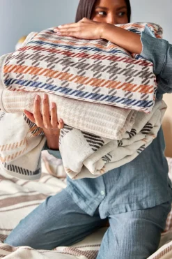 Hampton Houndstooth Blanket