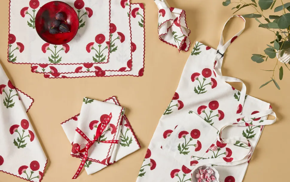 Matouk Schumacher Linen Apron in Gisele Scarlet