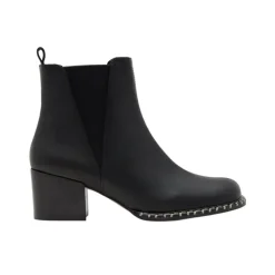 Neandra in Black