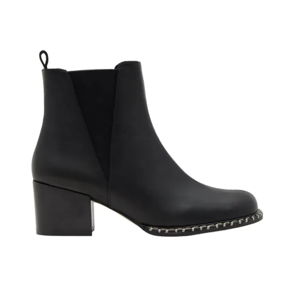 Neandra in Black