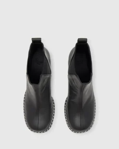 Neandra in Black