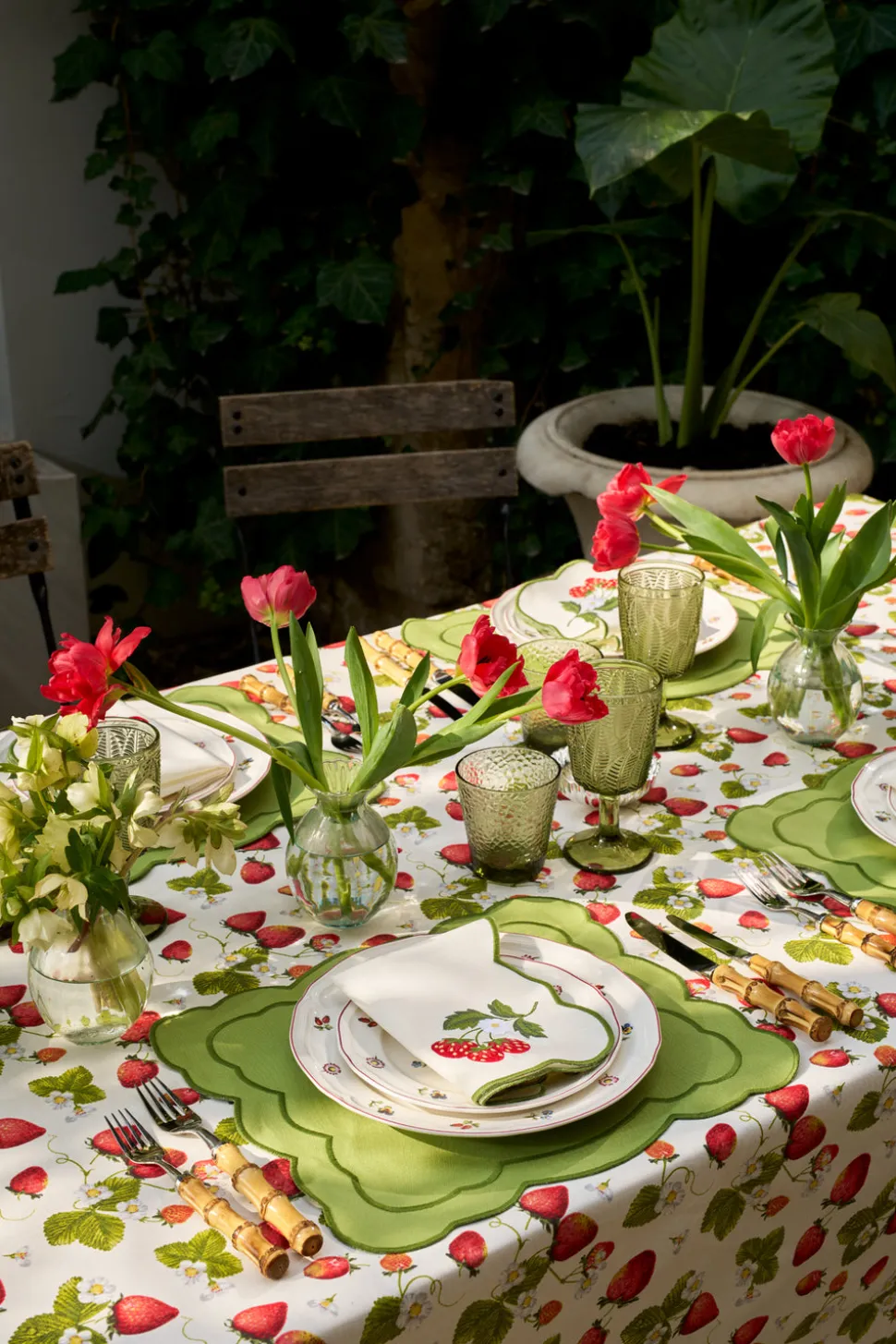 Strawberry Placemat and Napkin Set in Green