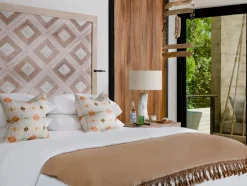 Susurros Del Corazón, 1-Night Stay