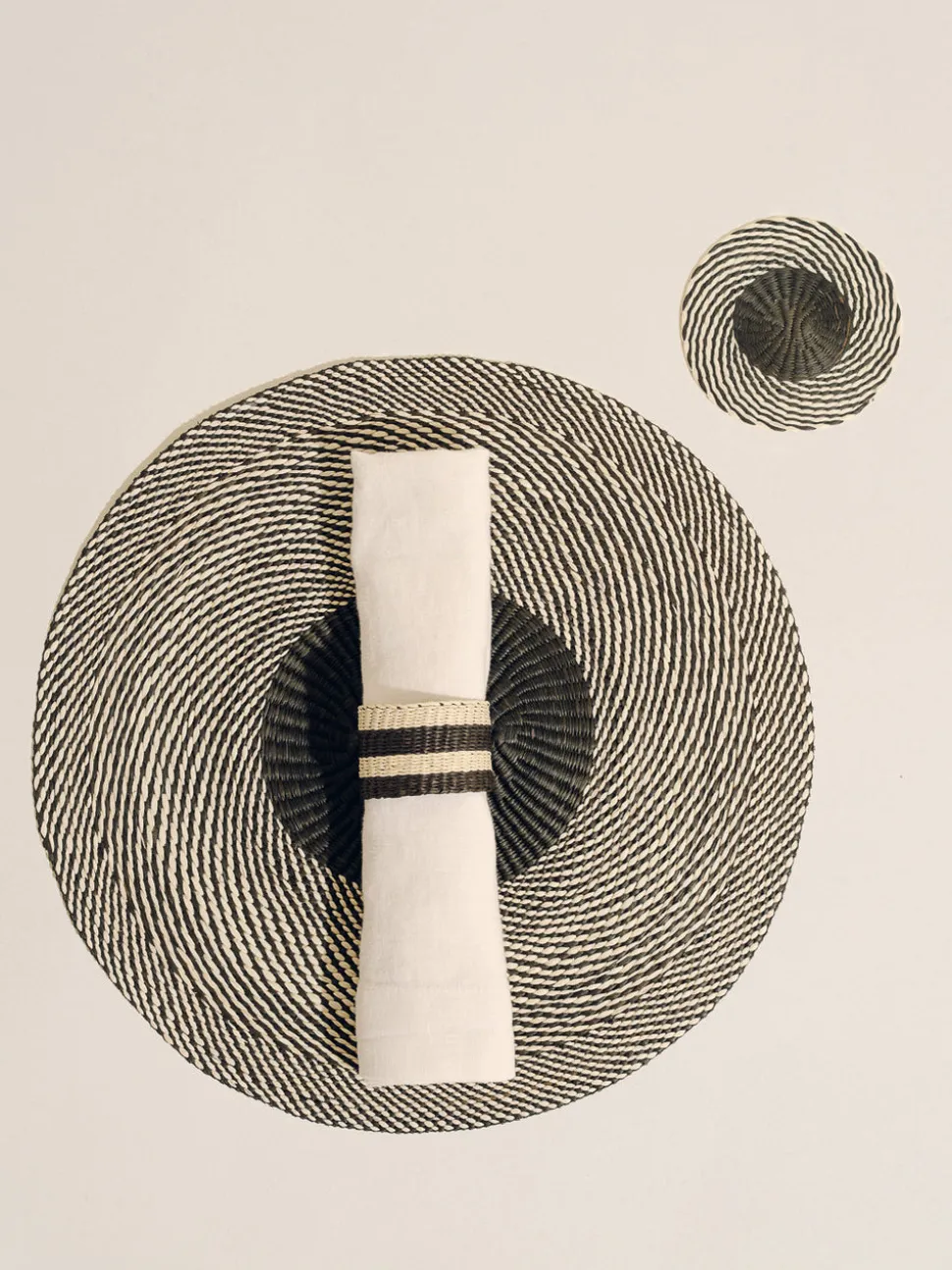 The Iraca Napkin Ring in Natural Black, Set of 4