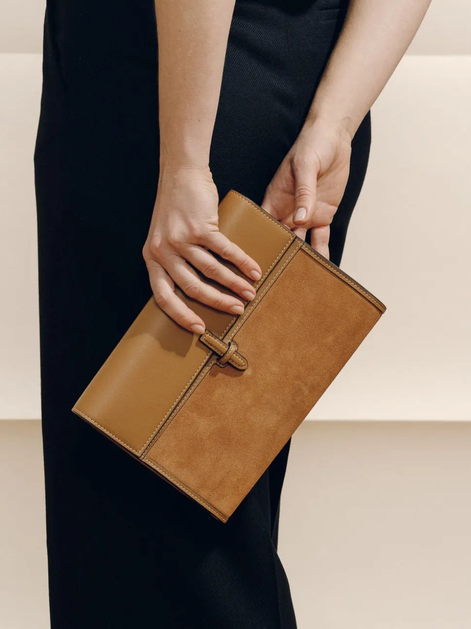 The Large Soft Clutch in Camel Suede