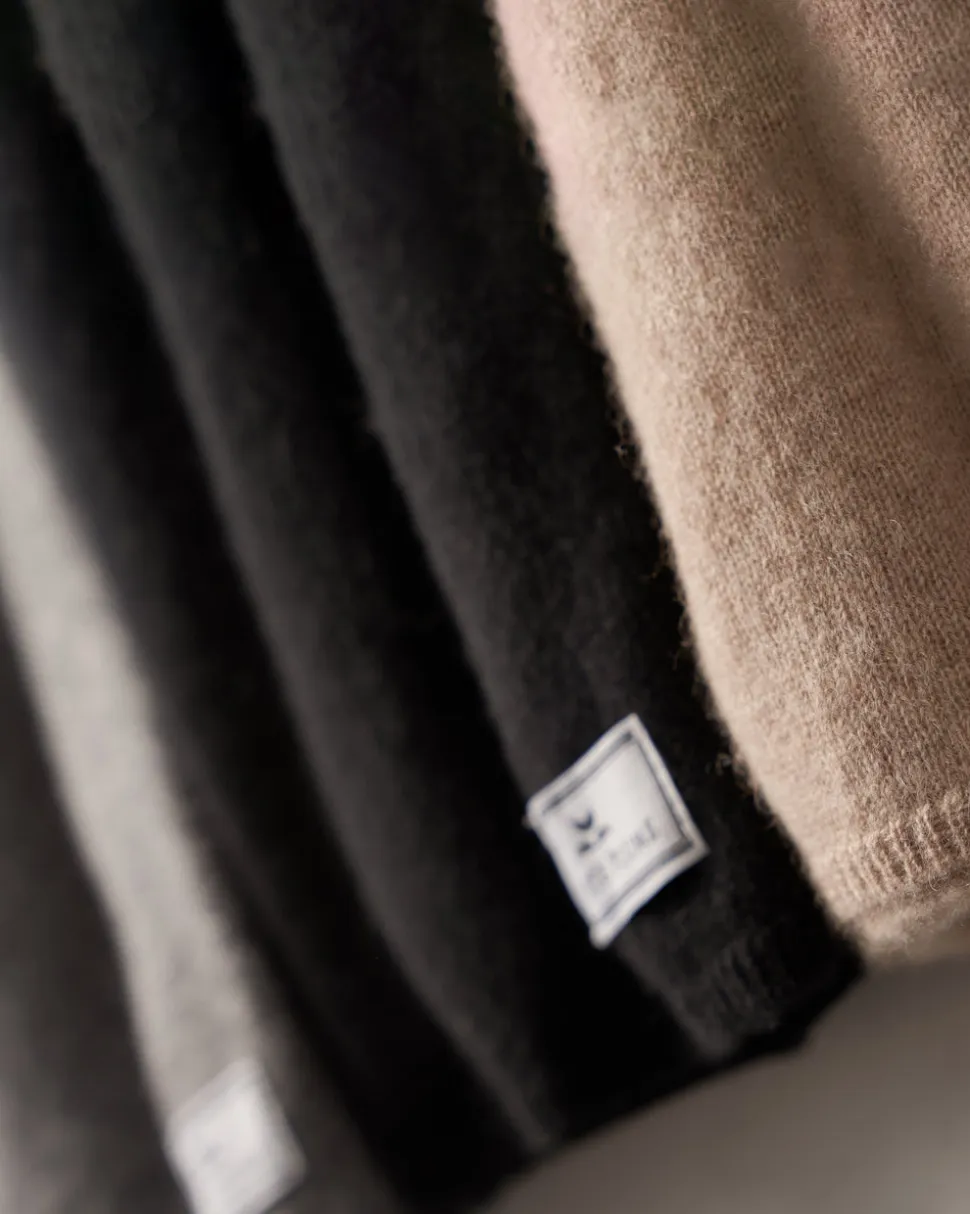 Women’s Cashmere Wrap in Black